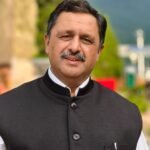 सोलन, 25 अगस्त 2026  पात्र परिवार 20 सितंबर तक जमा करवाएं आवेदन  उपायुक्त सोलन मनमोहन शर्मा ने बताया कि मुख्यमंत्री अपना परिवार सुखी परिवार योजना के अंतर्गत जिले के पात्र परिवारों के चयन की प्रक्रिया अंतिम चरण में है। इस चरण में उन पात्र परिवारों को आवेदन का अवसर दिया जा रहा है, जो अब तक चयन प्रक्रिया में शामिल नहीं हो सके हैं।  योजना के तहत 27 वर्ष से कम आयु के बेसहारा व्यक्ति अथवा 59 वर्ष से अधिक आयु के वृद्धजन वाले परिवार पात्र हो सकते हैं। इसके अलावा विधवा, अविवाहित, तलाकशुदा या परित्यक्ता व्यक्ति वाले परिवार तथा ऐसा परिवार जिसका मुखिया 40 प्रतिशत दिव्यांग हो, भी पात्रता के दायरे में आएगा।  उपायुक्त ने बताया कि योजना के लिए पात्र परिवार की वार्षिक आय 75 हजार रुपये तक निर्धारित है। अंतिम चरण के लिए 31 जुलाई 2025 से 31 जुलाई 2026 के बीच जारी किए गए आय प्रमाण पत्र मान्य होंगे।  इच्छुक पात्र परिवार अपने आवेदन संबंधित ग्राम पंचायत, विकास खंड कार्यालय अथवा उपमंडलाधिकारी कार्यालय में जमा कर सकते हैं। आवेदन प्राप्त करने, सत्यापन और अनुशंसा की पूरी प्रक्रिया 20 सितंबर 2026 तक पूरी की जाएगी। चयनित परिवारों की अंतिम सूची 25 सितंबर 2026 को जारी की जाएगी।  मनमोहन शर्मा ने स्पष्ट किया कि सभी प्राप्त आवेदनों का ग्राम, खंड और जिला स्तर पर निर्धारित नियमों के अनुसार पारदर्शी ढंग से सत्यापन किया जाएगा। केवल सर्वेक्षण में शामिल होना योजना में चयन सुनिश्चित नहीं करता। अंतिम चयन राज्य सरकार द्वारा निर्धारित पात्रता एवं मापदंडों के आधार पर किया जाएगा।  उन्होंने जिले के सभी पात्र नागरिकों से अपील की कि वे 20 सितंबर 2026 से पहले आवश्यक दस्तावेजों के साथ अपने निकटतम संबंधित कार्यालय में आवेदन जमा करें, ताकि कोई भी पात्र परिवार सरकारी योजना के लाभ से वंचित न रहे।